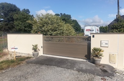 Portail coulissant et couvertine Kostum
