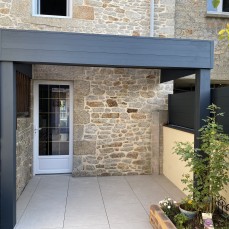 Porte d'entrée vitrée et sa pergola cover