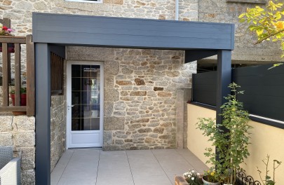 Porte d'entrée vitrée et sa pergola